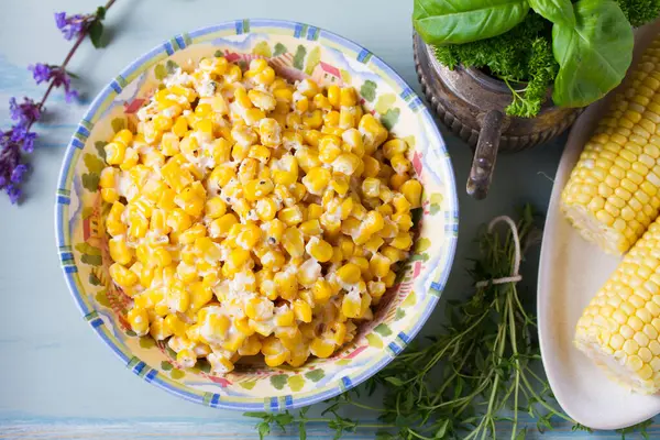 Ballı tereyağlı tavada mısır. Yukarıdan bak, en iyi stüdyo çekimi.