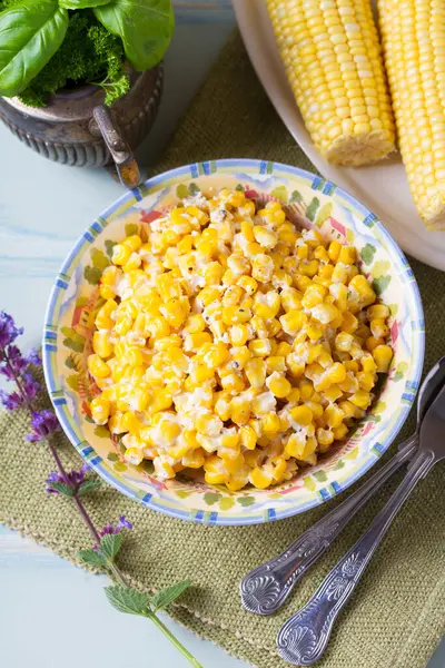 Ballı tereyağlı tavada mısır. Yukarıdan bak, en iyi stüdyo çekimi.