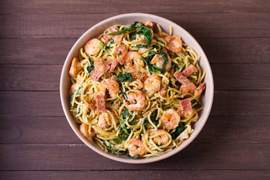 Ispanaklı ve pastırmalı deniz ürünleri makarnası. Karidesli spagetti. Yüksek açı görünümü