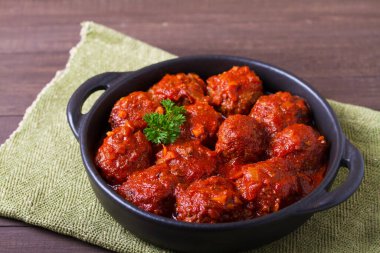 domates soslu dana köfte