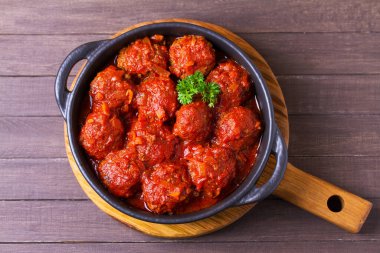 Domates soslu köfte. Yukarıdan görüntüle