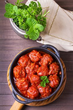 Domates soslu köfte. Yukarıdan görüntüle