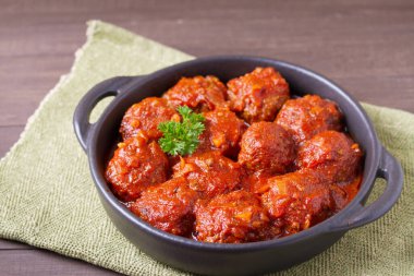 Siyah kasede servis edilen renkli ve iştah açıcı ev yapımı köfteler.