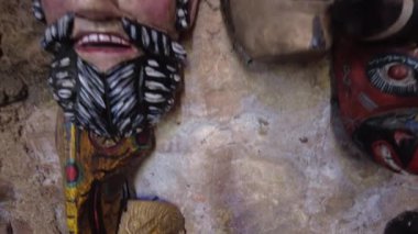 Guatemala Kültürü 'nden Geleneksel Maskeler, Mağara Kayası Duvarı' nda toplanmış garip Latin Amerika Maskeleri. Yüksek kalite 4k görüntü