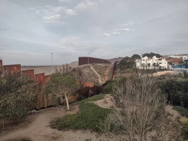 Meksika 'yı ayıran sınır duvarı Tijuana Birleşik Devletler Kaliforniya.