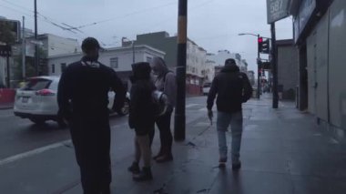 Evsiz salgınını araştırın. San Francisco 'daki bir kriz haber ve medya kuruluşlarına yansıdı. Bu görüntüler bir yayanın görüntüsünü veriyor. Çöp ve yasadışı madde.