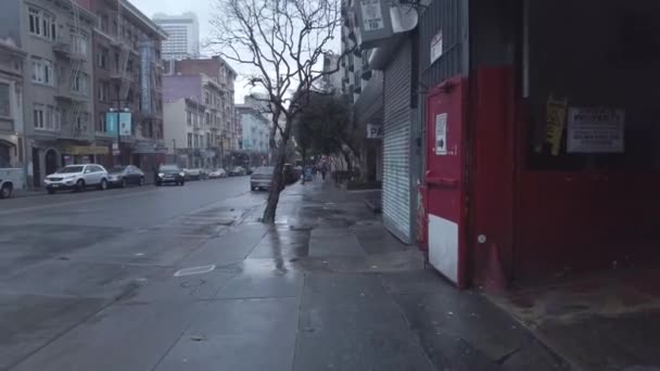 ホームレスの薬物使用者とサンフランシスコのテンダーロインエリアに入る雨の日に路上で飲んでいます ホームレスの再定住者は個人を収容した アルコール 薬物乱用 — ストック動画