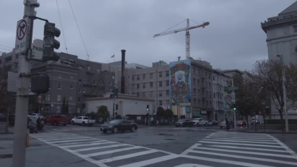 San Francisco Tenderloin Crossing Street Homeless High Quality Footage — Stock video