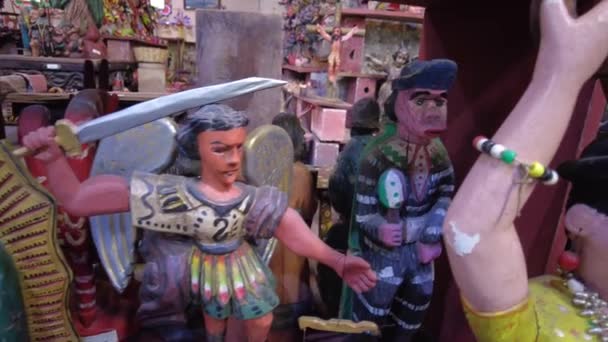 グアテマラ文化からのお土産 ラテンアメリカの伝統的な手作りの宗教オブジェクト アンティグア グアテマラの観光 — ストック動画