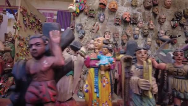 Podivné Tradiční Latinskoamerické Masky Seskupené Jeskynní Skalní Stěně Tradiční Masky — Stock video
