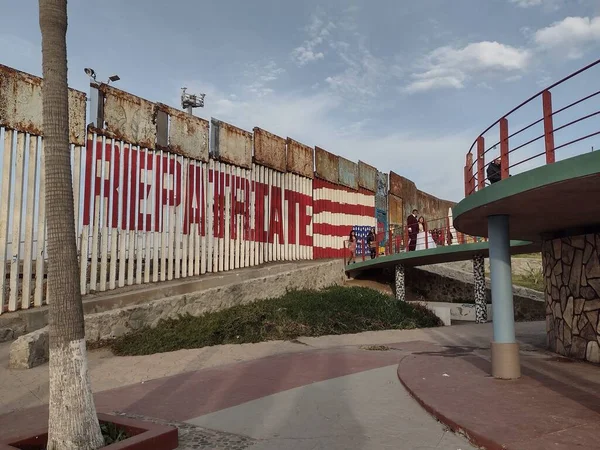 Sınır duvarı Tijuana Graffiti ABD 'ye geri dönüyor. Yüksek kalite fotoğraf