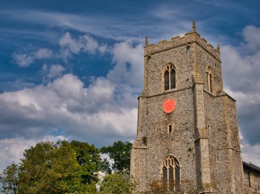 Brancaster, Norfolk, İngiltere 'deki St Mary Kilisesi' nin taş kulesi..