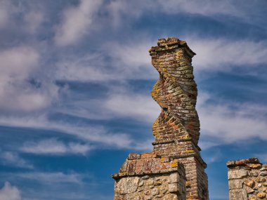 İngiltere, Suffolk 'taki Framlingham Kalesi' nde süslü bir baca. Bacanın tarihi Tudor dönemine kadar uzanıyor ve dekoratif tasarımı ile geliştirilmiş bir statü işaretiydi..