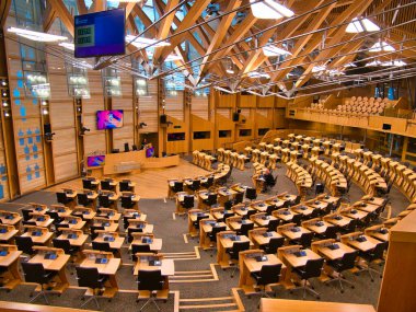 İskoçya 'nın Holyrood, Edinburgh, İskoçya' daki İskoç Parlamento Binası 'ndaki tartışma odası. 131 masa ve sandalye seçilmiş üyelere ve İskoç Hükümeti 'ne aittir..