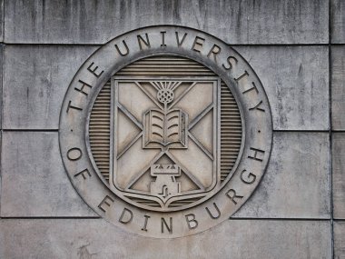Holyrood Yolu 'ndaki St. Leonard' s Land 'in girişindeki duvarda Edinburgh Üniversitesi arması var..