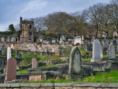 Edinburgh, İskoçya 'daki New Calton Mezarlığı' nda mezar taşları. Robert Louis Stevenson ailesinin önemli üyelerinin dinlenme yeri..