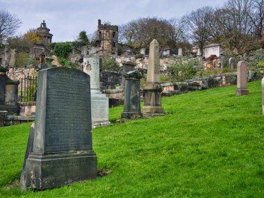 Edinburgh, İskoçya 'daki New Calton Mezarlığı' nda mezar taşları. Robert Louis Stevenson ailesinin önemli üyelerinin dinlenme yeri..