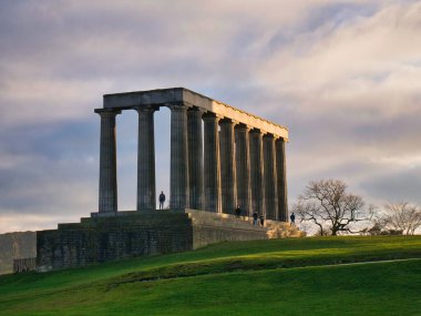 Edinburgh, İskoçya 'daki Calton Hill Ulusal Anıtı. Kışın güneşli bir günün sonunda çekildi..