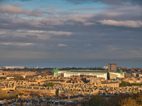 从卡尔顿山到爱丁堡市到福思山的全景 位于复活节路体育场的Hiburnian足球俱乐部的家是看得见的 在冬日的阳光下拍摄 — 图库照片
