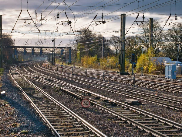 在英国北部的普雷斯顿车站 铁路线消失在远方 在头顶上可以看到电线 图库图片
