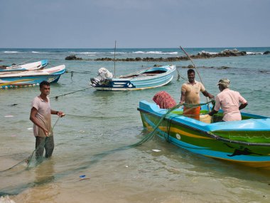 Üç balıkçı balık avına çıkmadan önce balık ağları hazırlar. Pedro Noktası 'nda çekildi, Sri Lanka' nın en kuzey noktası..