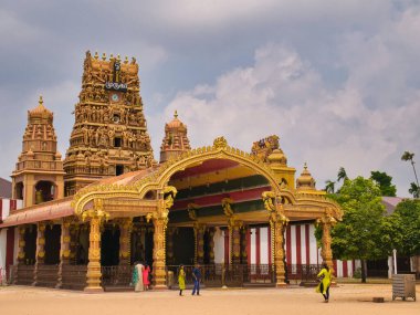 Kuzey Sri Lanka, Jaffna 'daki Nallur Kandaswamy Tapınağı' nın girişi, Dravidian mimarisi tarzında beş katlı süslü bir gopuram ile tamamlanmış..