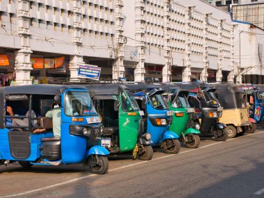 Kuzey kasabası Jaffna, Sri Lanka 'daki Hastane Yolu' nun merkez rezervasyonuna bir sıra tuc tucs park edilmiş.