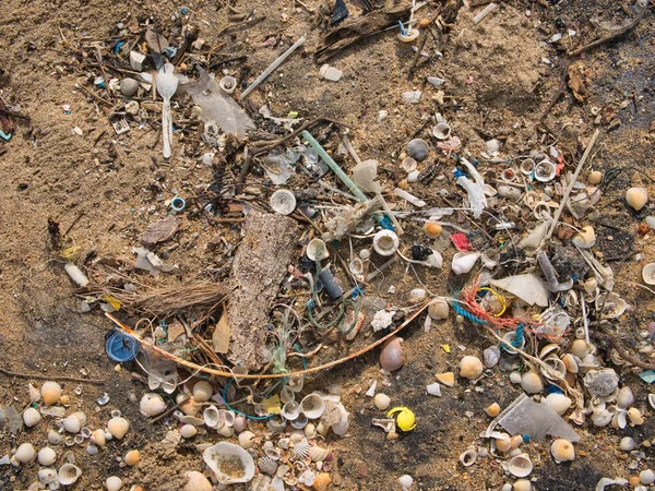 Plastik Döküntüler Tropik Bir Plajda Karaya Vurmuş Deniz Plastik Kirliliğine — Stok fotoğraf