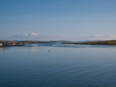 Greenhead 'in güney körfezinin suları, Bressay Sound' un kuzeyi, İngiltere, Shetland 'den Lerwick' ten. Mavi gökyüzü ile sakin bir sabahta çekildi.