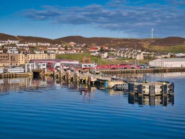 Lerwick, Shetland, İngiltere 'deki Holmsgarth Ferry Terminal Rıhtımı. Northlink Ferry hizmetleri, Orkney 'deki Aberdeen ve Kirkwall hizmetleri için terminali kullanır..