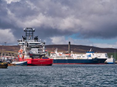 Dalgıç destek gemisi Seven Atlantic (solda) ve roro - lolo Northlink Ferries kargo gemisi Hildasay (sağda) İngiltere 'nin Shetland kentindeki Lerwick limanında.