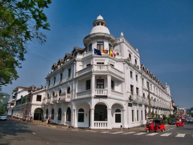 Kandy, Sri Lanka 'daki Queen' s Hotel 'in ön cephesi. 80 odalı İngiliz Kolonisi tarzı üç yıldızlı bir otel. Eski bir vali konutu ve 160 yaşından fazla..