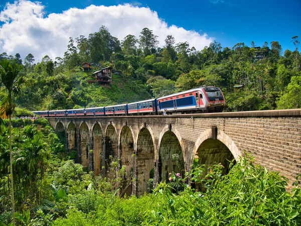 Nad Mostem Devět Oblouků Demodaře Srí Lance Projíždí Vlak Také — Stock fotografie