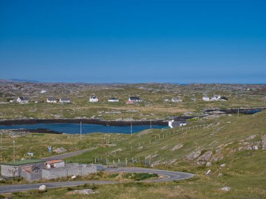 İskoçya 'nın Outer Hebrides bölgesindeki East Harris' in engebeli Golden Road bölgesinde uzak topluluklar. Uig Hills - Harris Igneous Kompleksi: granit ve porfiri granit. İhmal edilmiş ana kaya.
