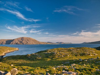 Sakin bir yaz akşamında, Harris adasının güneyindeki B887 yolundan İskoçya 'nın dış Hebrides bölgesindeki Luskentyre Körfezi' ne doğru güneye bakan bir manzara..