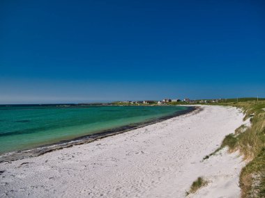 Kuzey Uist kıyıları ile sınırlandırılan el değmemiş Traigh nam Faoghailean plajı veya Hougharry yakınlarındaki Balranald Sahili, İskoçya, İngiltere. Mavi gökyüzü ile gün ışığında çekilen.