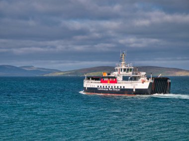 CalMac (Caledonian MacBrayne) roro feribotu MV Loch Alainn, İskoçya 'nın dış Hebrides kentindeki Eriskay Ferry Terminali' nden ayrılır. Güneşli bir yaz sabahı çekildi..