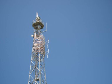 İngiltere 'nin Outer Hebrides kentindeki Güney Uist' te Dalabrog yakınlarında bulunan bir Arqiva altyapı direği. Arqiva yayın medyası, araç verileri ve uydu veri hizmetleri sunar.