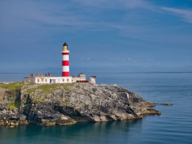 Minch 'ten Skye Adası' na bakan kırmızı-beyaz Eilean Glas Deniz Feneri Outer Hebrides, İskoçya, İngiltere 'deki Scalpay adasının doğu kıyısında..