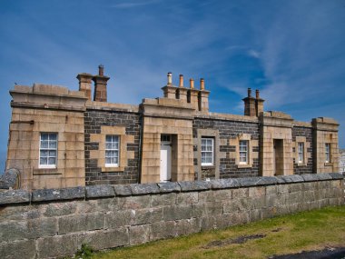 İskoçya 'nın dış Hebrides bölgesindeki Scalpay adasının doğu kıyısındaki Eilean Glas Deniz Feneri' ndeki deniz feneri bekçilerinin evleri..