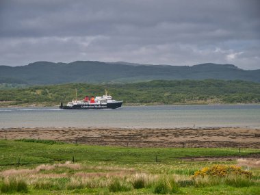Argyll, İskoçya 'daki Kintyre Yarımadası' ndaki Corran Point açıklarında West Loch Tarbert 'te bir Caledonian Macbrayne (Cal Mac) feribotu..