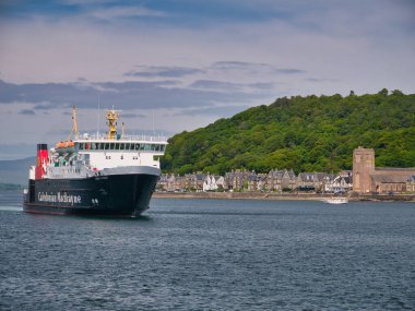 CalMac, Oban, İskoçya, İngiltere 'de bulunan Corran Esplanade adasını geçer. Baharın sakin bir gününde çekildi..