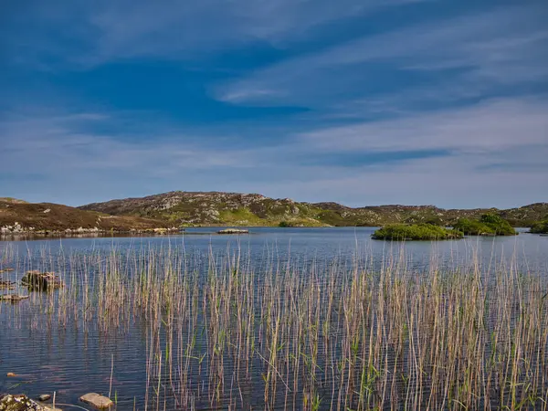 Skoçya Nın Outer Hebrides Kentindeki Scalpay Adasında Küçük Bir Gölün — Stok fotoğraf