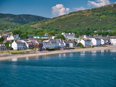 İskoçya, İngiltere 'deki Ullapool limanındaki sahil evleri ve diğer binalar. Stornoway 'den gelen feribottan alındı. Açık ve güneşli bir yaz öğleden sonrasında..