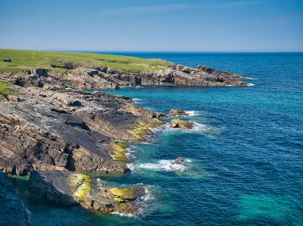 英国苏格兰外赫布里底群岛刘易斯岛的岩石 崎岖的大西洋海岸 在夏天阳光灿烂的日子拍的 — 图库照片