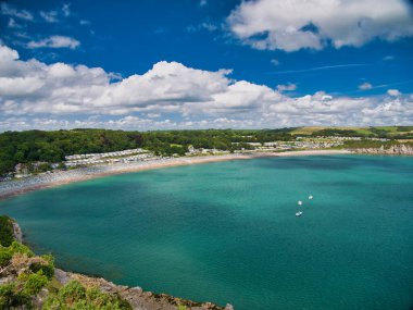  İngiltere 'nin Pembrokeshire kentindeki Tenby yakınlarındaki Lydstep Plajı' nda turist karavanı konaklama yeri. Sakin, güneşli bir yaz gününde çekildi, mavi gökyüzü ve deniz.
