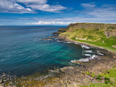 Kuzey İrlanda, İngiltere 'deki Antrim Sahili' nde kıyı kayalıkları taranıyor. Güneşli bir yaz gününde Giant 's Causeway yakınlarında çekildi..