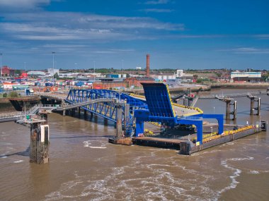 Mersey Nehri 'ndeki Birkenhead' deki Stena Line feribotları için iki katlı yükleme altyapısı. Bu, hem üst hem de alt araç güvertelerinin yüklenmesini sağlar.