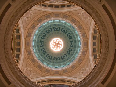 Belfast Belediye Binası 'nın kubbesine ve fenerine bir manzara tasarımın simetrisini gösteriyor..