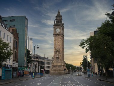 Albert Memorial Saati, Kuzey İrlanda, Belfast 'taki Queen Meydanı' nda. 1869 'da tamamlandı ve Belfast' ın en bilinen simgelerinden biridir..